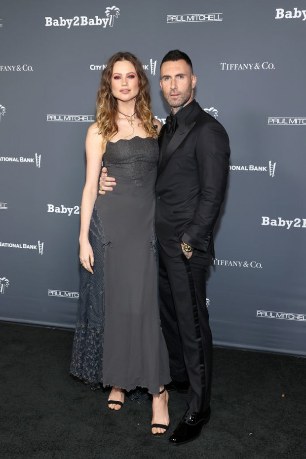 Behati Prinsloo i Adam Levine