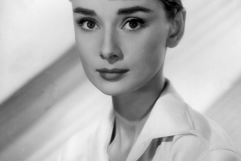 Pielęgnacja w stylu Audrey Hepburn. Jak o urodę dbała słynna aktorka? Poznaj 7 zasad gwiazdy, które stosowała przez wiele lat