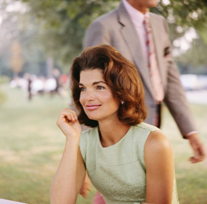 Ulubione kosmetyki Jackie Kennedy. Jakich produktów używała Pierwsza Dama USA w latach 60.? Niektóre z nich nadal dostępne są w sprzedaży