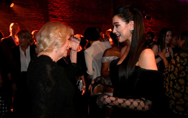 Królowa Kamila i Dua Lipa