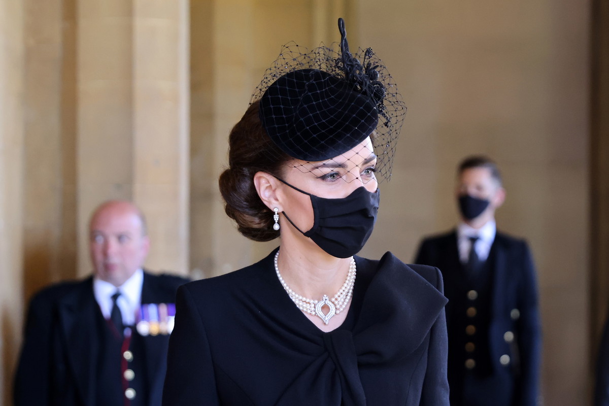 Kate Middleton złożyła hołd Elżbiecie II podczas pogrzebu księcia Filipa. O jaki symbol chodzi?