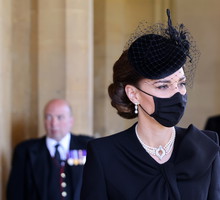 Kate Middleton złożyła hołd Elżbiecie II podczas pogrzebu księcia Filipa. O jaki symbol chodzi?