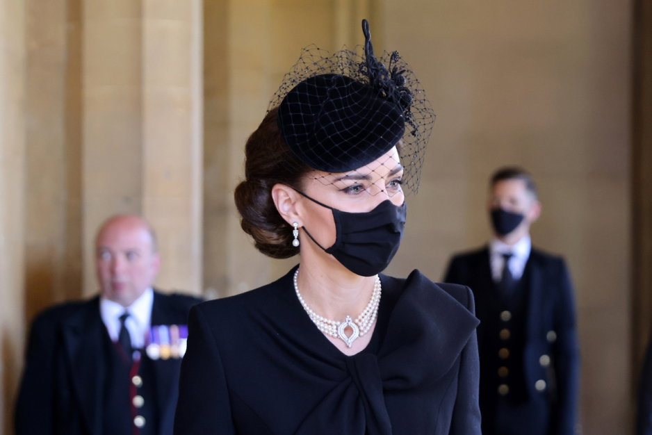 Kate Middleton złożyła hołd Elżbiecie II podczas pogrzebu księcia Filipa. O jaki symbol chodzi?