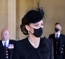 Kate Middleton złożyła hołd Elżbiecie II podczas pogrzebu księcia Filipa. O jaki symbol chodzi?