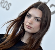 Ten kosmetyk nawilża przesuszoną skórę, walczy z trądzikiem i przebarwieniami. To ulubiony produkt Emily Ratajkowski. Kupicie go również w Polsce