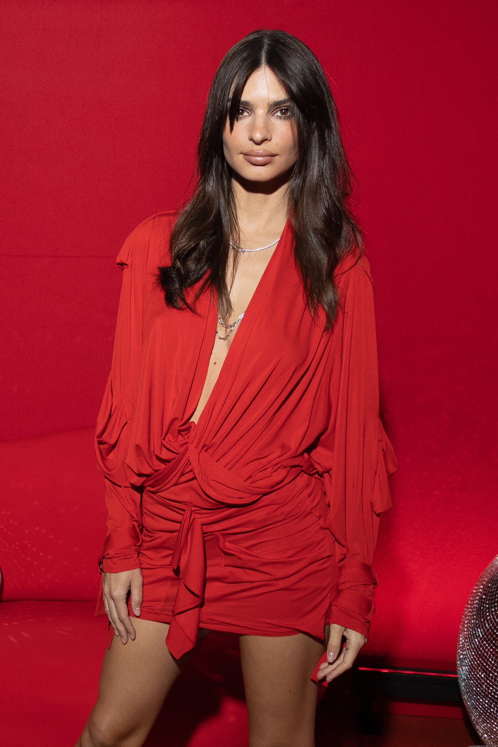 Emily Ratajkowski w czerwonej sukience