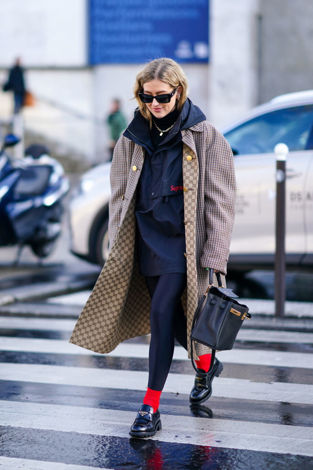Street Style - Paris Fashion Week - Womenswear Fall/Winter 2020/2021 : Day Six