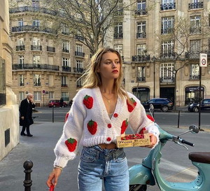 Chloe Lecareux w kardiganie Myracle