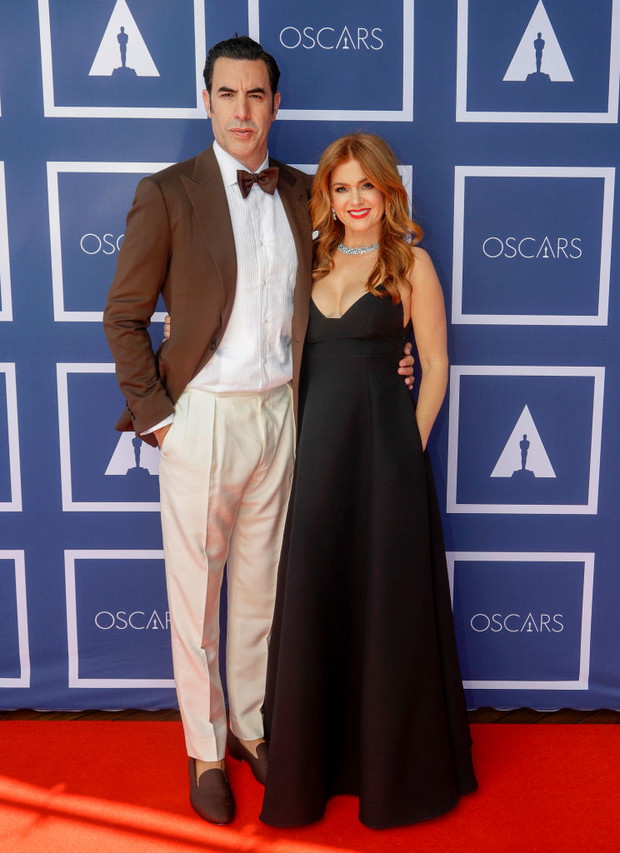 Oscary 2021: Sacha Baron Cohen (w Ralph Lauren), Isla Fisher (w sukni Dior)