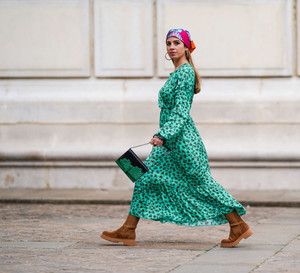 sukienki w kwiaty na wiosnę: street fashion