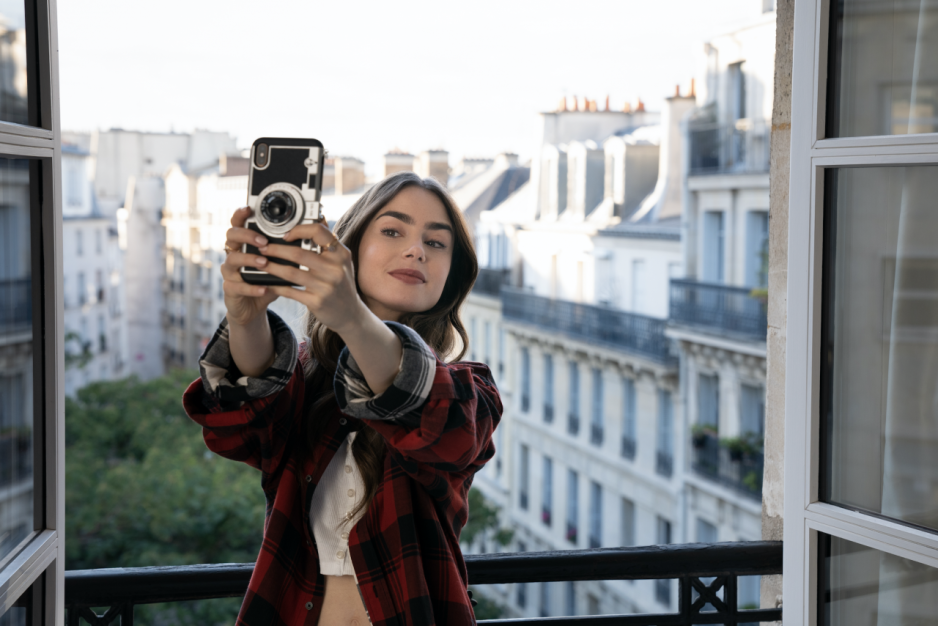 Makijaż w stylu "Emily in Paris". Jakich kosmetyków użyto na planie serialu Netflix?