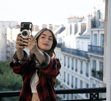 Makijaż w stylu "Emily in Paris". Jakich kosmetyków użyto na planie serialu Netflix?
