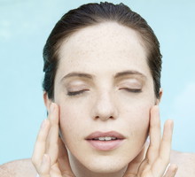 Ćwiczenia na mięśnie twarzy, które zrobisz w 5 minut. Zobaczysz efekty zniwelowanych zmarszczek na czole, między brwiami i wokół oczu