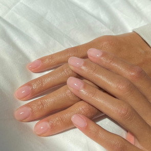 Paznokcie w stylu New Nude podbijają TikToka i Instagrama. Te minimalistyczne paznokcie to hit na jesień 2024