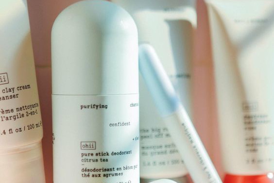 Dezodorant czy antyperspirant – co wybrać, czym się różnią i jak ich używać