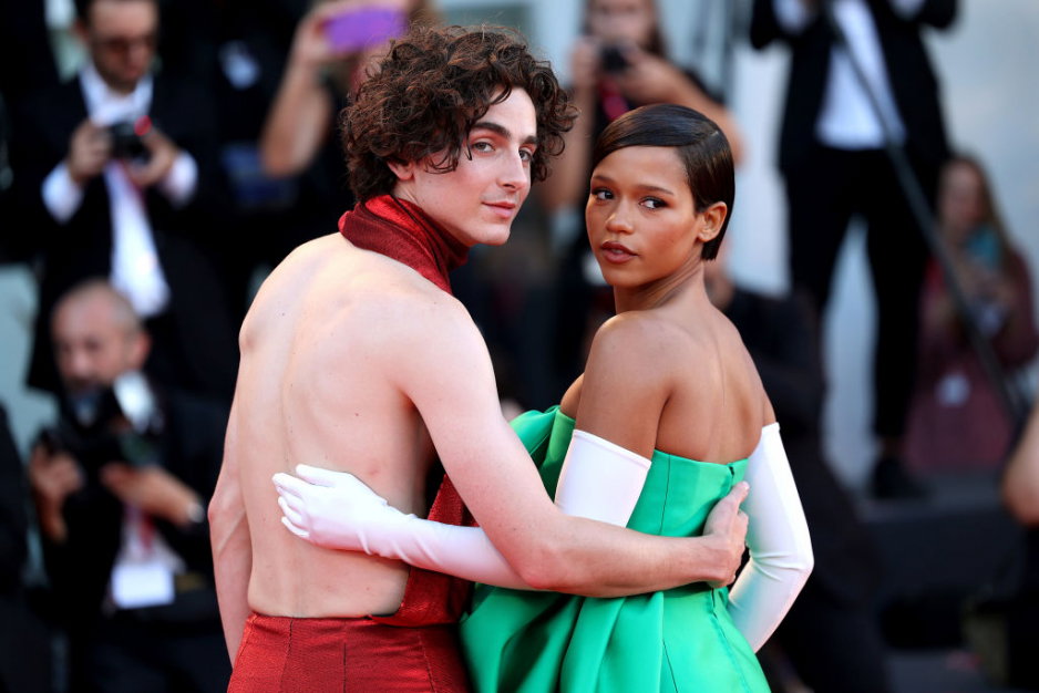 Timothée Chalamet w kombinezonie bez pleców na Festiwalu Filmowym w Wenecji. Aktor znów zachwyca i łamie stereotypy