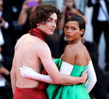 Timothée Chalamet w kombinezonie bez pleców na Festiwalu Filmowym w Wenecji. Aktor znów zachwyca i łamie stereotypy