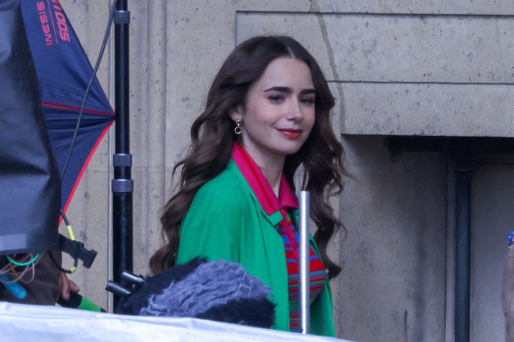 Lily Collins na planie serialu "Emily in Paris 2", 17
