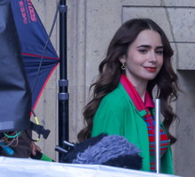 Lily Collins na planie serialu "Emily in Paris 2", 17