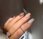 Ten “brzydki” kolor paznokci nieoczekiwanie stał się jednym z najpopularniejszych na Instagramie. Jak nosić brązowy manicure?