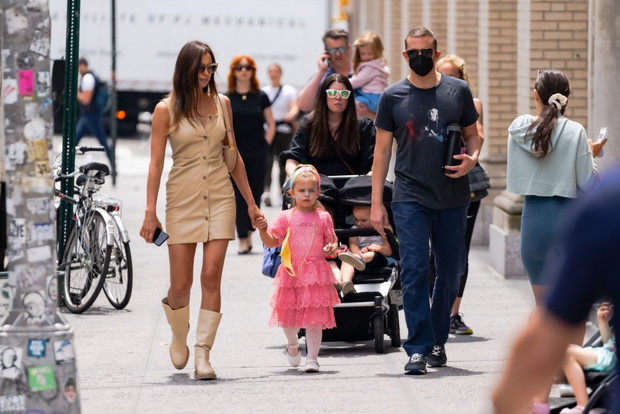 Irina Shayk i Bradley Cooper z córką Leą