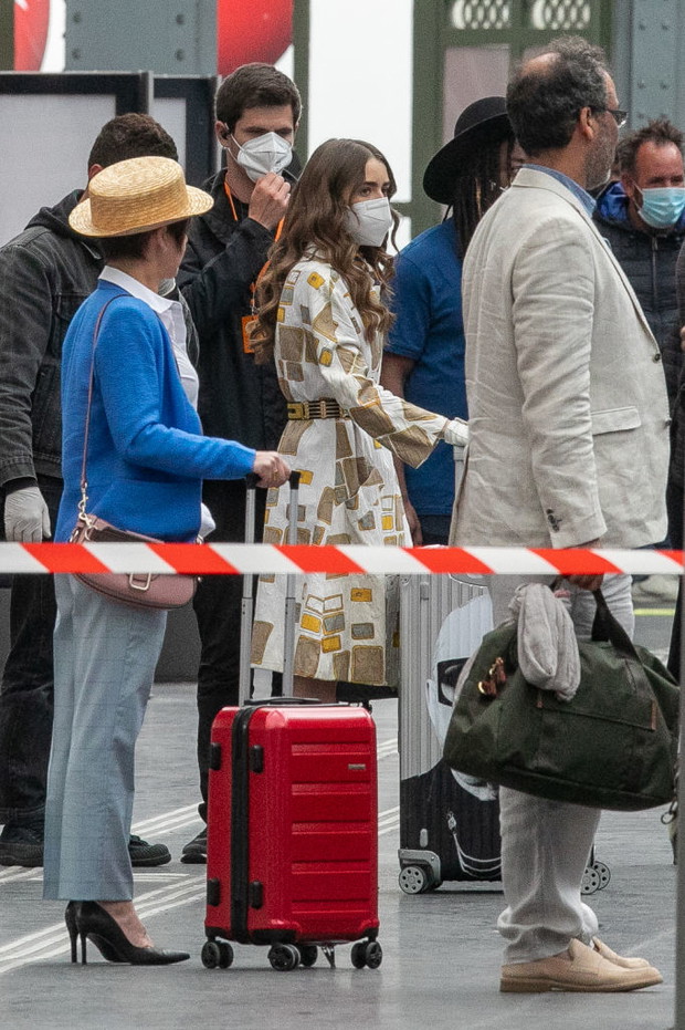 Lily Collins na planie serialu Emily in Paris 2, 18