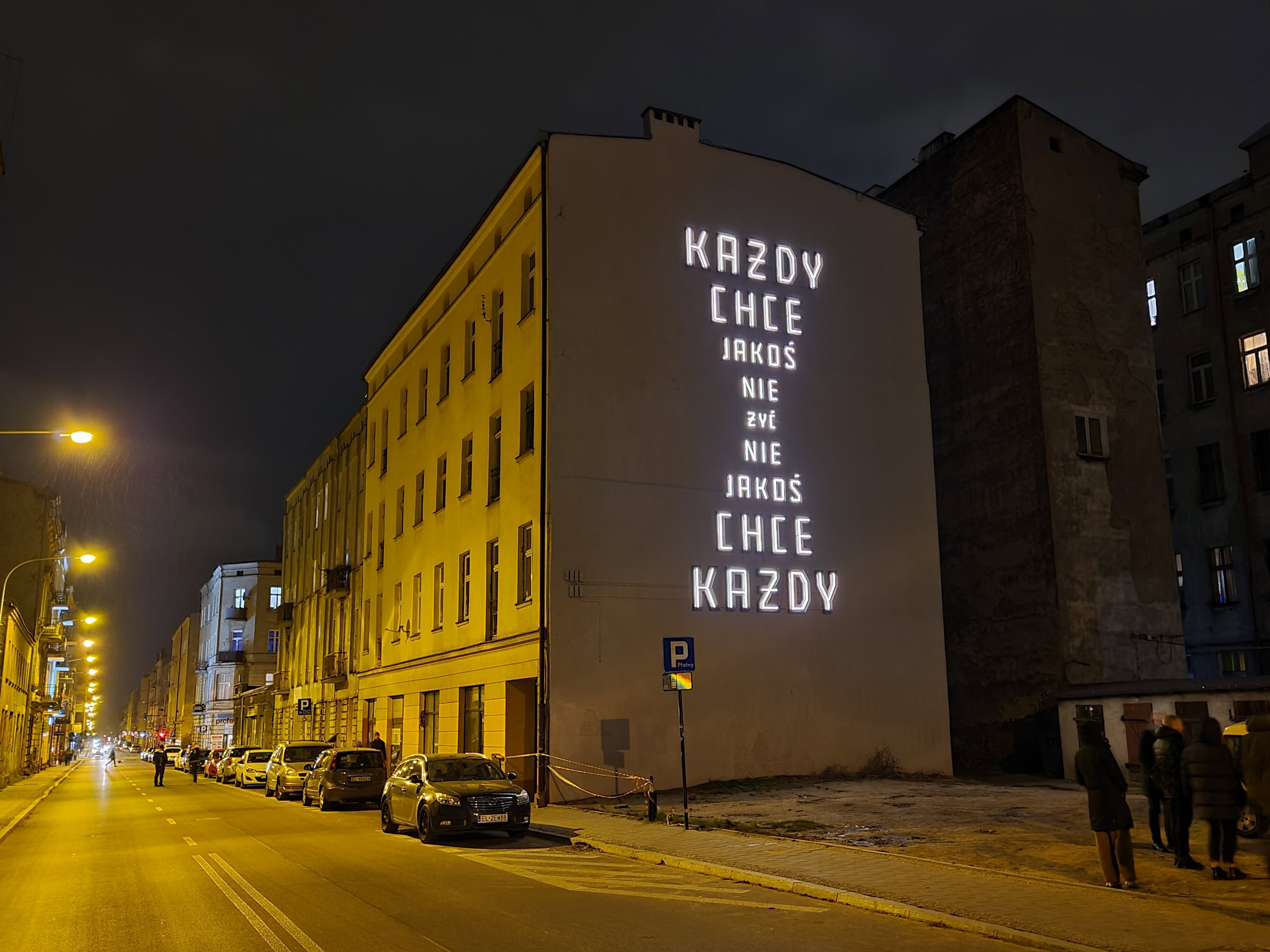 Neon  "Każdy chce jakoś nie żyć" w Łodzi