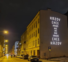 Neon "Każdy chce jakoś nie żyć" w Łodzi