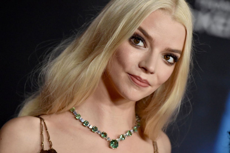 Anya Taylor-Joy w zmysłowej czerwonej sukience z polską metką. Aktorka wybrała projekt Magdy Butrym