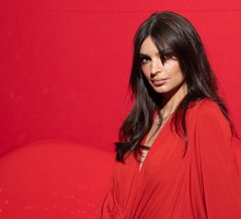Emily Ratajkowski, tak jak my, używa popularnych kosmetyków do pielęgnacji. Poznaj 4 produkty, dzięki którym może pochwalić się idealną cerą i pięknymi włosami