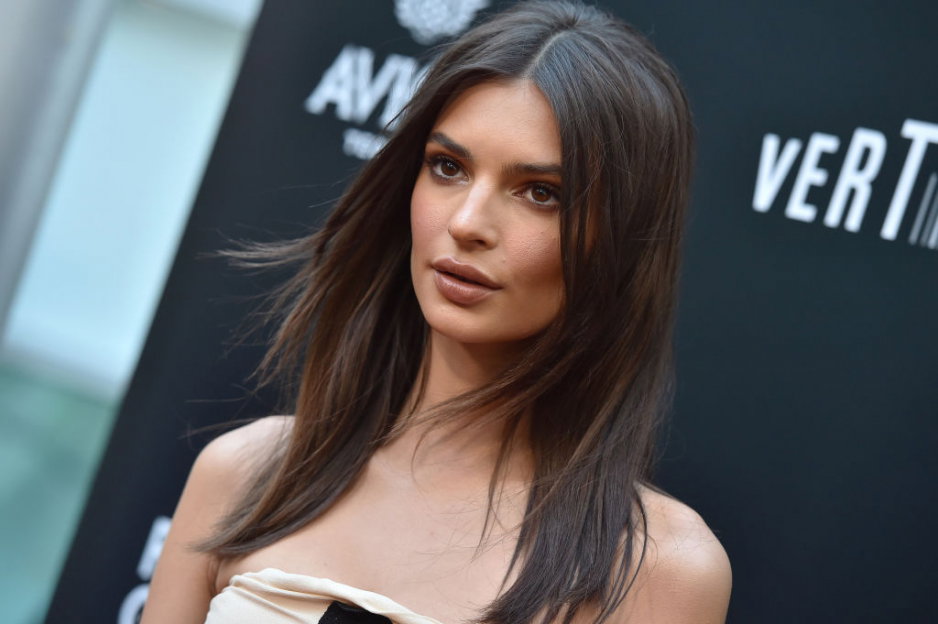 Emily Ratajkowski w zmysłowej kreacji z prześwitującą górą, w której było widać jej sutki. Modelka olśniła wszystkich