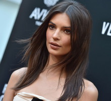 Emily Ratajkowski w zmysłowej kreacji z prześwitującą górą, w której było widać jej sutki. Modelka olśniła wszystkich