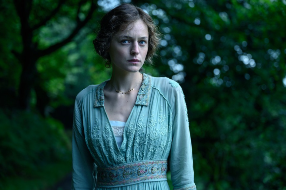 Gwiazda "The Crown" w zmysłowym filmie od Netflix. Zobacz zwiastun do "Kochanka Lady Chatterley" z Emmą Corrin