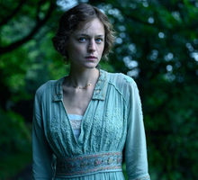 Gwiazda "The Crown" w zmysłowym filmie od Netflix. Zobacz zwiastun do "Kochanka Lady Chatterley" z Emmą Corrin