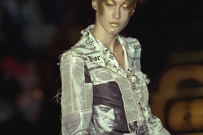Słynna gazetowa sukienka vintage, którą nosiła Carrie Bradshaw, sprzedana za krocie. To projekt Dior z lat 2000.
