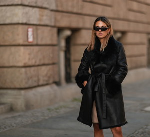 Kożuch z futrzanym kołnierzem. Gdzie kupić najpiękniejsze płaszcze w stylu afghan coat z lat 70.?