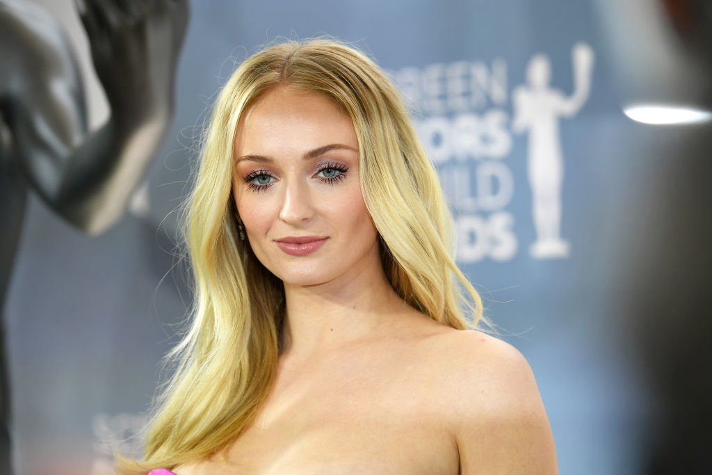 Sophie Turner ma nową fryzurę, która jest hitem tego roku. Uczesanie w tym stylu jest ponadczasowe i bardzo stylowe - uwielbiają również Francuzki