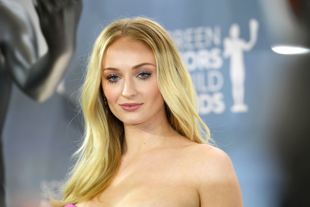 Sophie Turner ma nową fryzurę, która jest hitem tego roku. Uczesanie w tym stylu jest ponadczasowe i bardzo stylowe - uwielbiają również Francuzki