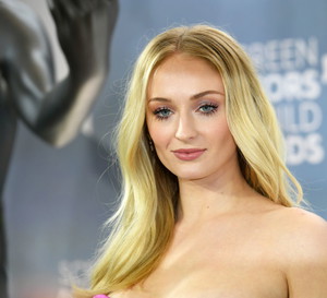 Sophie Turner ma nową fryzurę, która jest hitem tego roku. Uczesanie w tym stylu jest ponadczasowe i bardzo stylowe - uwielbiają również Francuzki