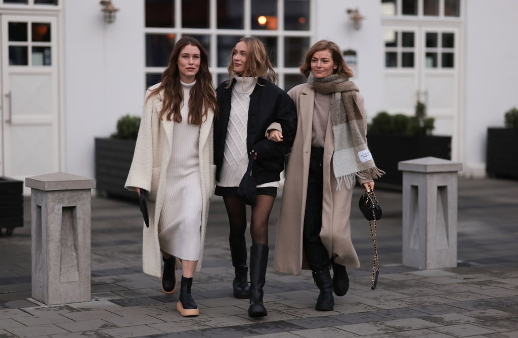 Swetry w stylu Instagramerek – gdzie je kupić? Tych 5 modeli warto mieć w swojej szafie