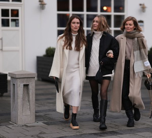 Swetry w stylu Instagramerek – gdzie je kupić? Tych 5 modeli warto mieć w swojej szafie