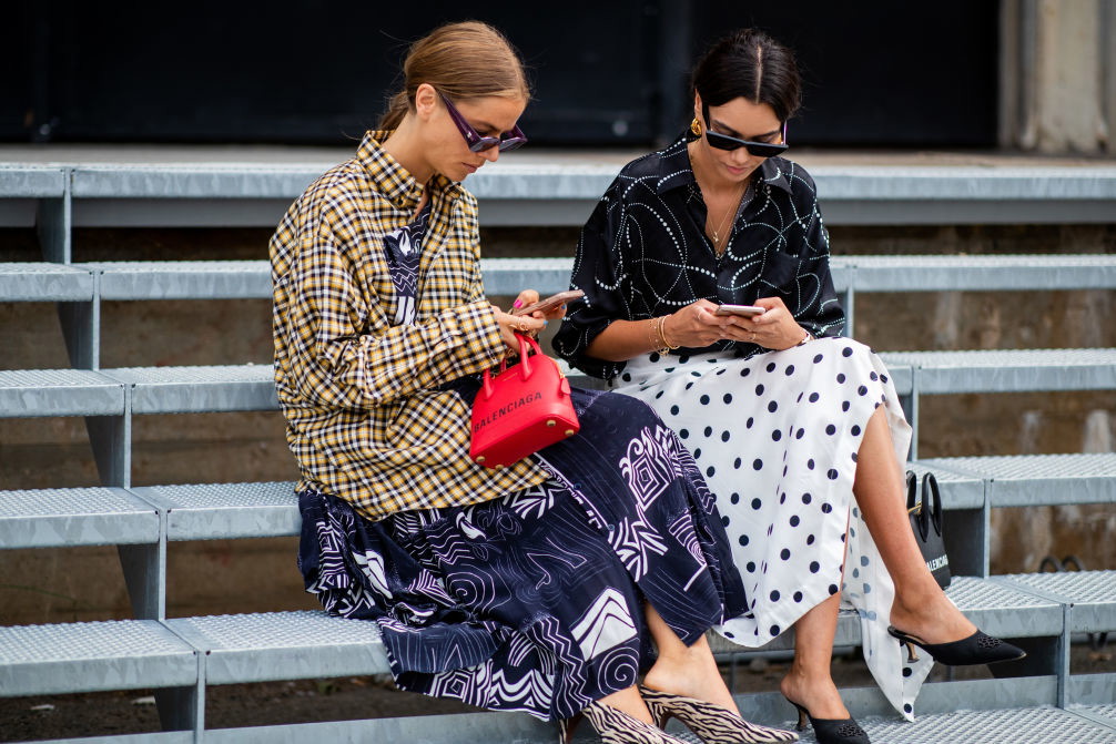 modne spódnice: street fashion