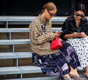 modne spódnice: street fashion