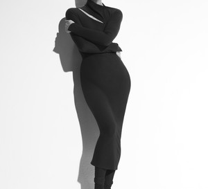 Irina Shayk twarzą nowości Zara 2022. Modelka reklamuje zmysłowe i minimalistyczne ubrania, które idealnie oddają jej styl