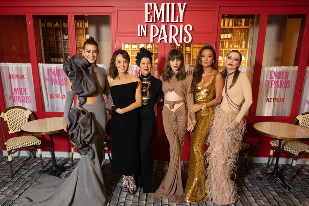 Sylvie z Emily in Paris w zmysłowej kreacji. 59-letnia Philippine Leroy-Beaulieu znów udowadnia, że wiek to tylko liczba