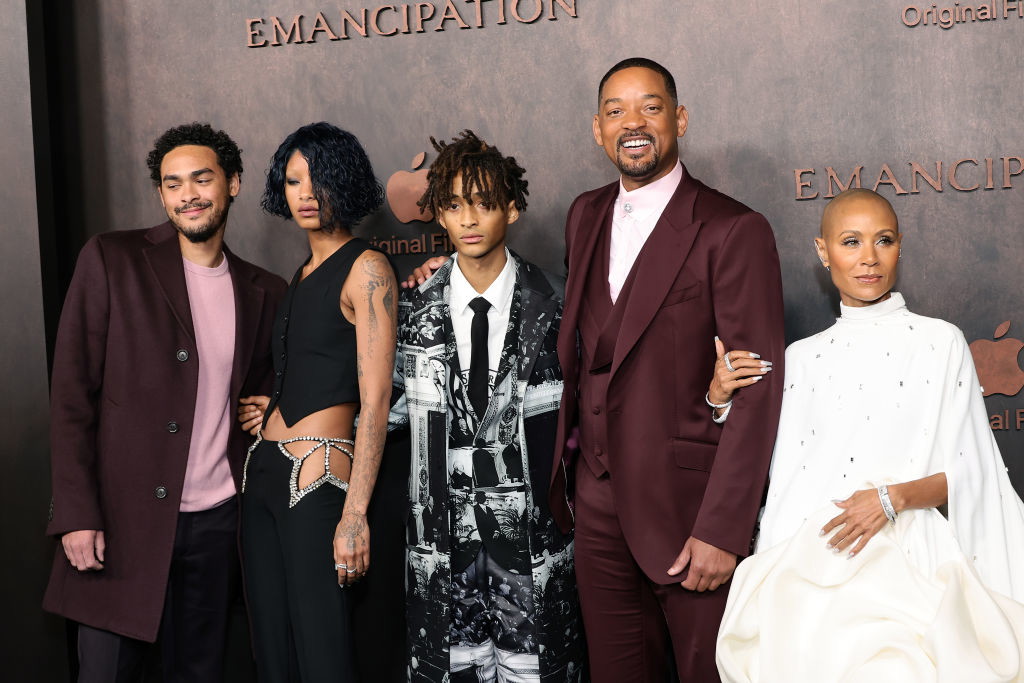 Willow Smith w zmysłowych spodniach z kryształkami. Piosenkarka wygląda jak Rihanna? Tak twierdzą fani