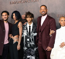 Willow Smith w zmysłowych spodniach z kryształkami. Piosenkarka wygląda jak Rihanna? Tak twierdzą fani