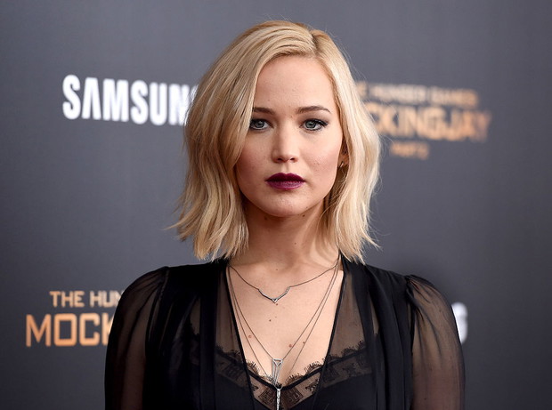 Jennifer Lawrence z zmysłowej kreacji z polską metką. Aktorka wybrała suknię Magdy Butrym w najmodniejszym kolorze 2023 roku