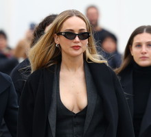 Jennifer Lawrence zadała szyku w 3-częściowym garniturze z głębokim dekoltem na paryskim tygodniu mody. Gwiazda lansuje trend office siren (i nie tylko ona)