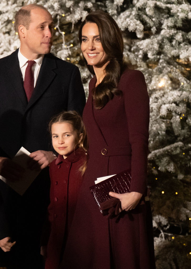 Kate Middleton w płaszczu w kolorze grzanego wina na królewskim Christmas carol service. Księżna zachwyciła klasą